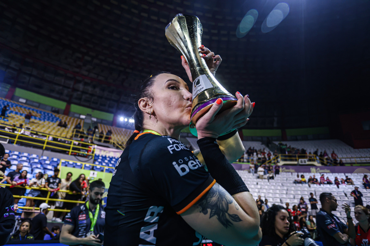 https://cdn-voleidigital-cbv-1.yapoli.com/superliga_feminina_2025_final_superliga_feminina_final_adulto_feminino_sao_paulo_01052025_46.jpg