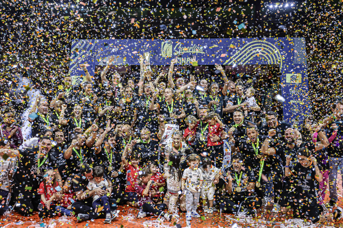 https://cdn-voleidigital-cbv-1.yapoli.com/superliga_feminina_2025_final_superliga_feminina_final_adulto_feminino_sao_paulo_01052025_48.jpg