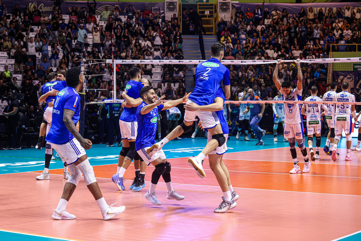 https://cdn-voleidigital-cbv-1.yapoli.com/superliga_masculina_2025_final_superliga_masculina_final_adulto_masculino_sao_paulo_04052025_108.jpg