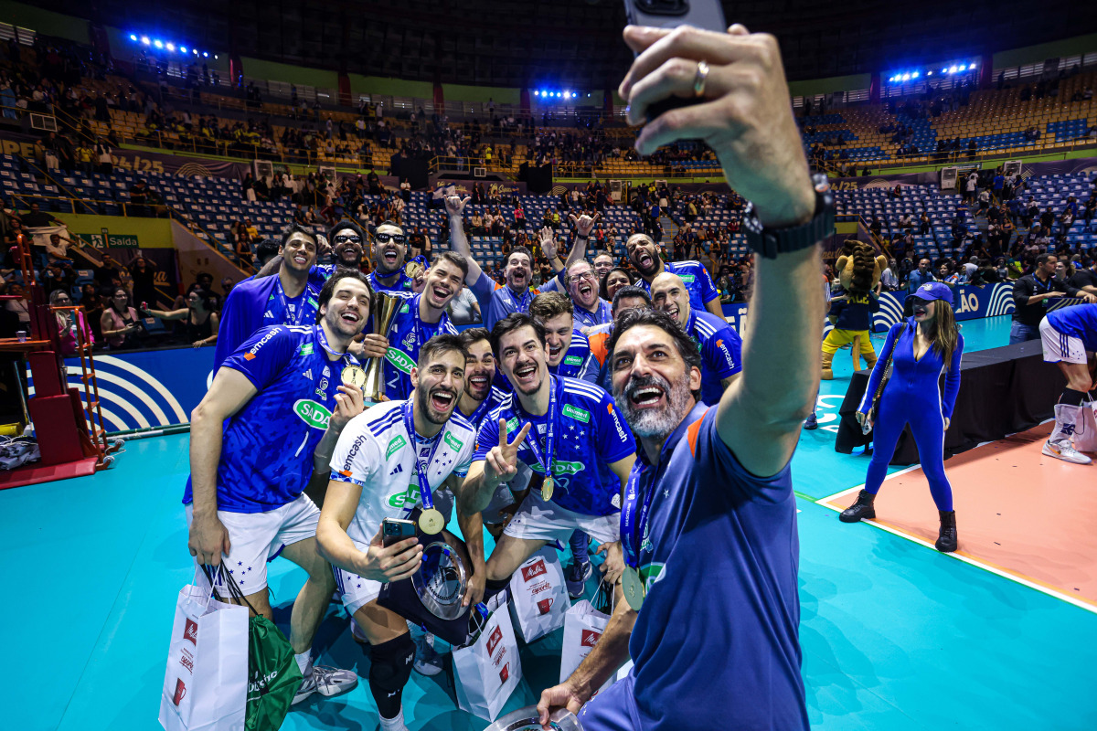 https://cdn-voleidigital-cbv-1.yapoli.com/superliga_masculina_2025_final_superliga_masculina_final_adulto_masculino_sao_paulo_04052025_90.jpg